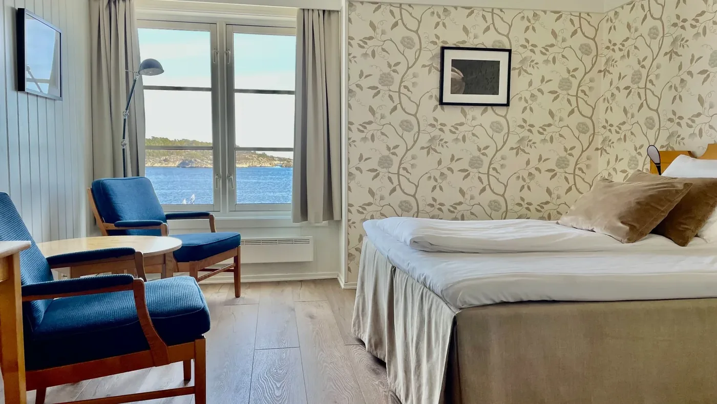 Dobbeltrom med havutsikt og to vinduer mot sjøen