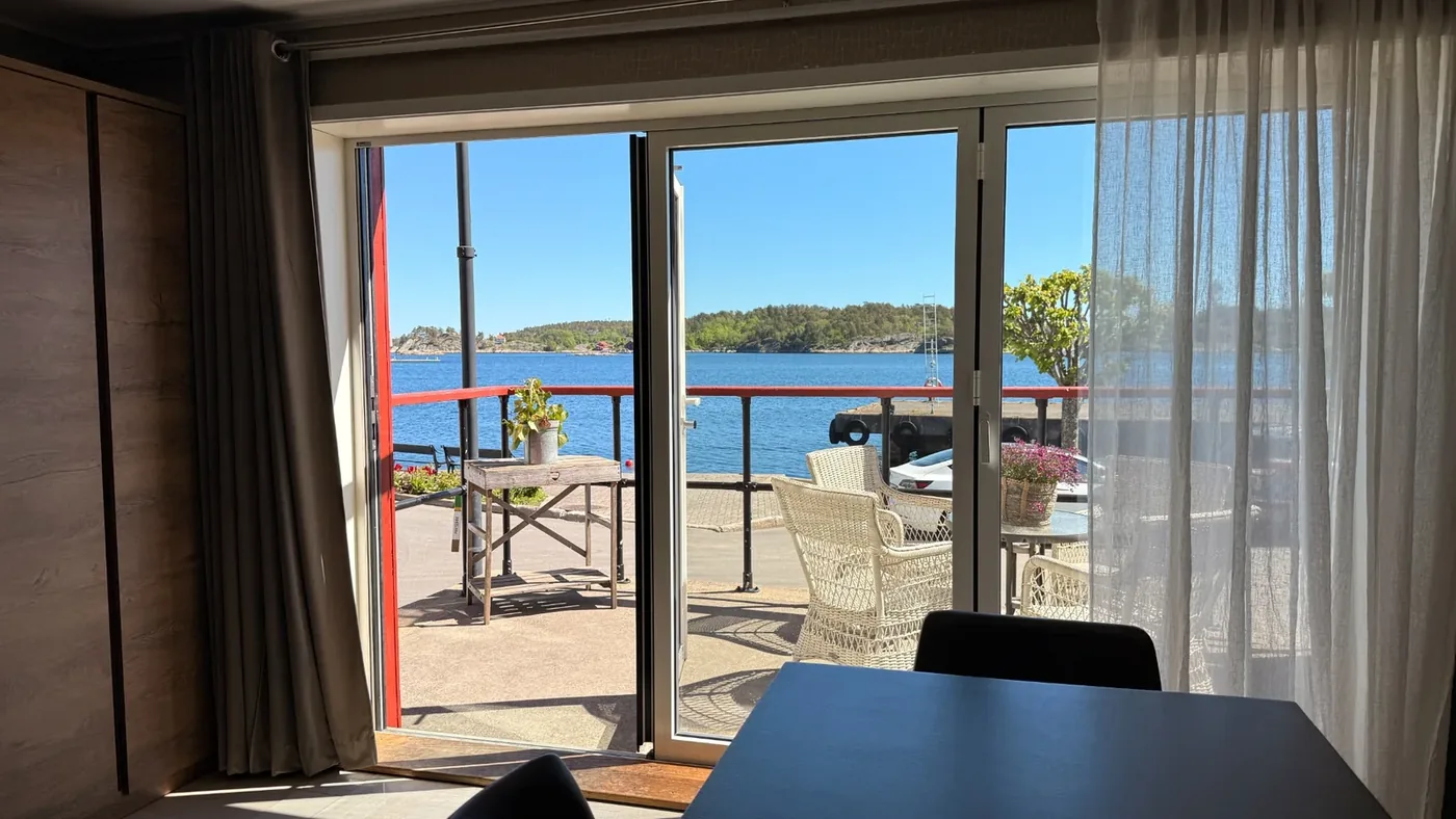 Uteplass ved sjøen fra suite